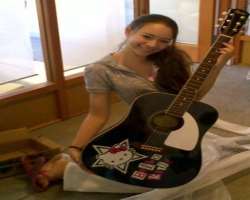 Not only she is an actress but also has an interest in music. She can play the violin and guitar.